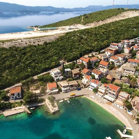 Lovely In With House Sea View Apartman